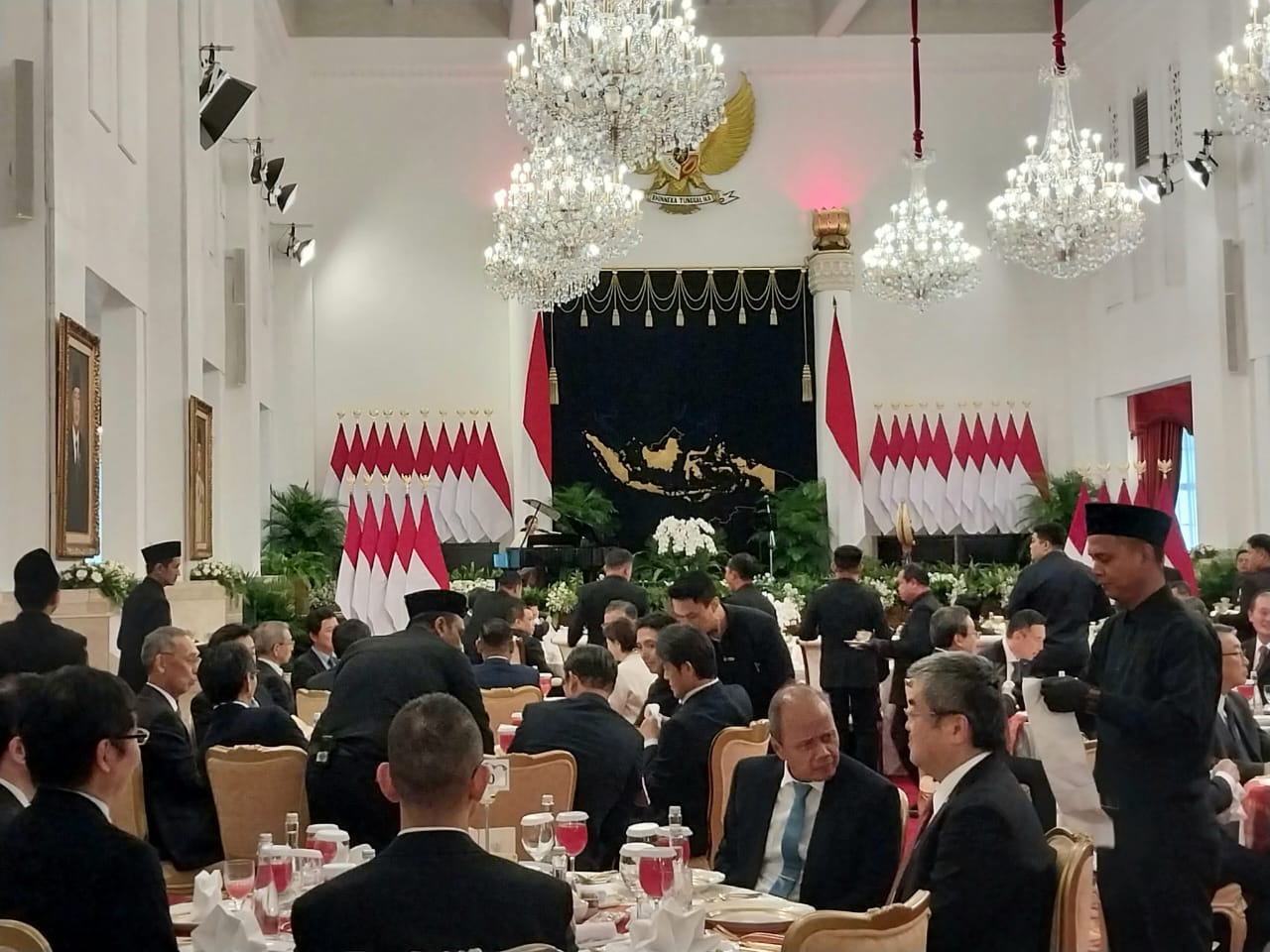 Prabowo santap siang nasi daun jeruk dengan delegasi Jepang Prabowo santap siang nasi daun jeruk dengan delegasi Jepang