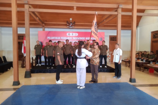 Diharapkan tingkatkan prestasi Boyolali, sejumlah pengurus taekwondo dilantik Diharapkan tingkatkan prestasi Boyolali, sejumlah pengurus taekwondo dilantik