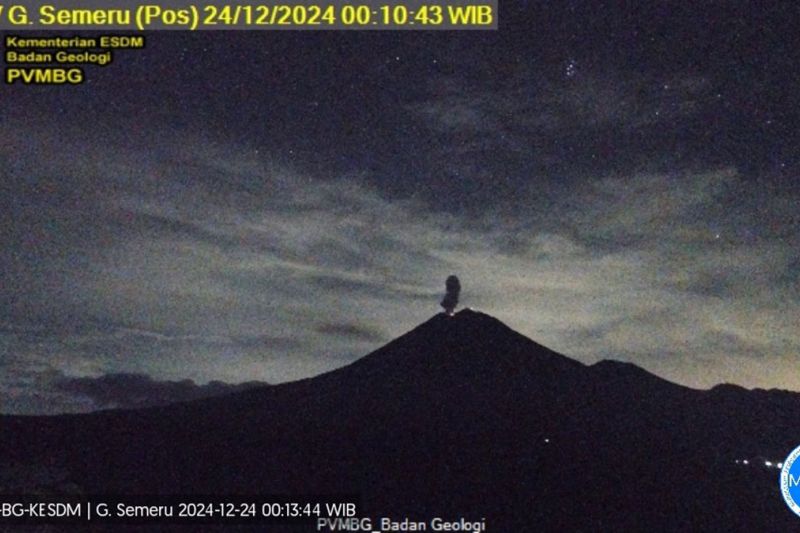Semeru erupsi disertai letusan setinggi 900 meter di atas puncak Semeru erupsi disertai letusan setinggi 900 meter di atas puncak