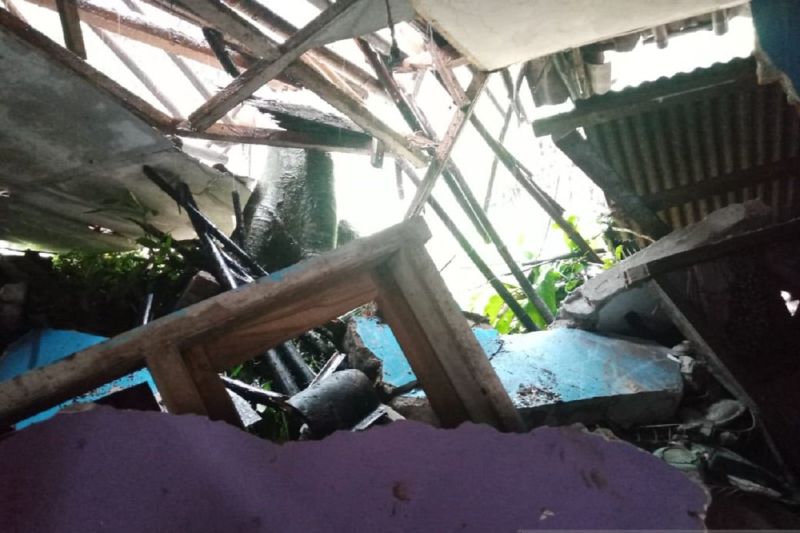 Sekeluarga di Kampung Sawahbera selamat dari terjangan tanah longsor Sekeluarga di Kampung Sawahbera selamat dari terjangan tanah longsor