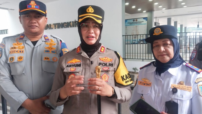 Hari Ibu, Kapolres Salatiga bagikan bunga dan coklat Hari Ibu, Kapolres Salatiga bagikan bunga dan coklatÂ