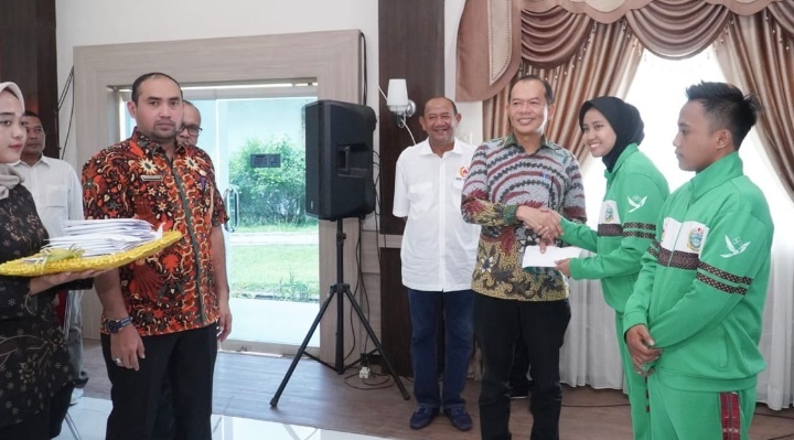 Pemkab Langkat beri tali asih pada atlet peraih medali PON XXI Pemkab Langkat beri tali asih pada atlet peraih medali PON XXI