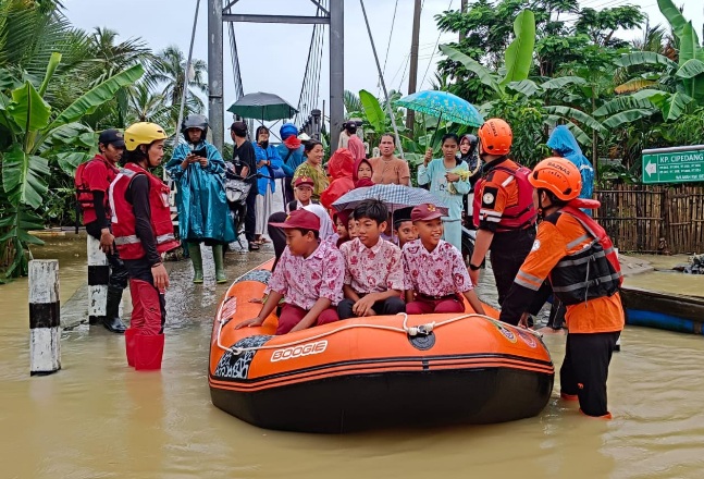BAZNAS Tanggap Bencana bantu evakuasi korban banjir di Lebak, Banten BAZNAS Tanggap Bencana bantu evakuasi korban banjir di Lebak, Banten