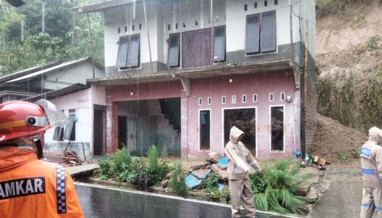 Petugas berhasil mengevakuasi satu keluarga tertimbun longsor Petugas berhasil mengevakuasi satu keluarga tertimbun longsor
