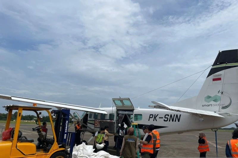 Tiga ton garam disemai ke udara untuk kendalikan curah hujan di Jabar Tiga ton garam disemai ke udara untuk kendalikan curah hujan di Jabar