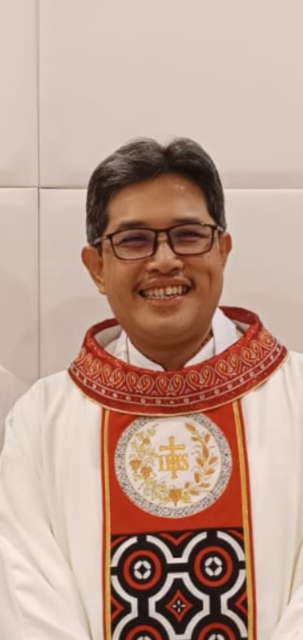 Natal momentum bergandengan tangan di tengah keberagaman Natal momentum bergandengan tangan di tengah keberagaman