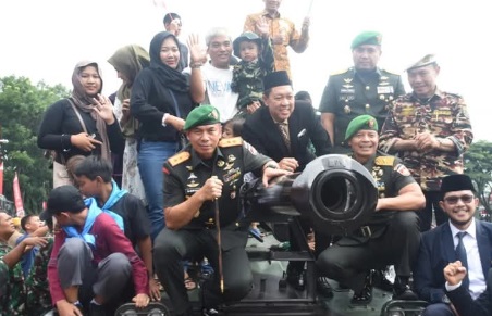 Warga naik panser di peringatan Hari Juang Kartika 2024 Warga naik panser di peringatan Hari Juang Kartika 2024