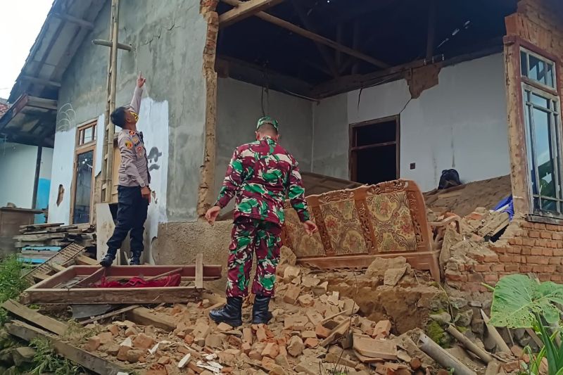 Polres Garut patroli mitigasi bencana untuk mengecek dampak gempa bumi Polres Garut patroli mitigasi bencana untuk mengecek dampak gempa bumi