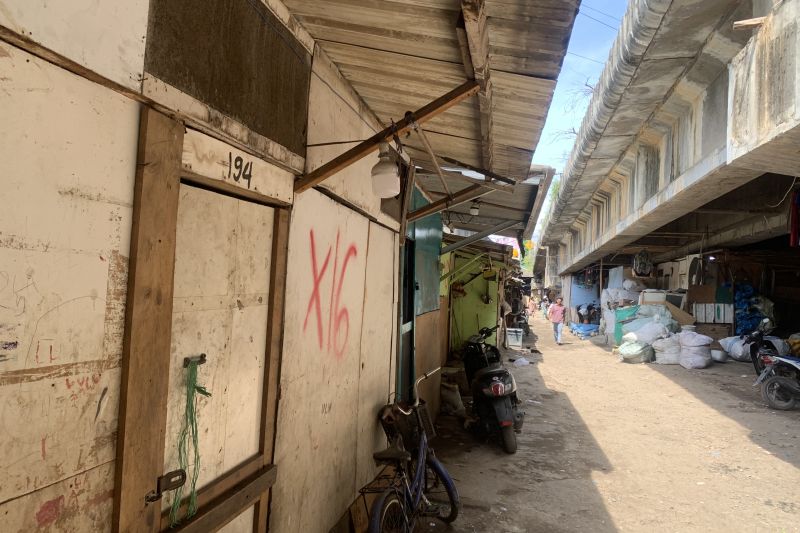 Warga rela direlokasi ke rusunawa setelah puluhan tahun di kolong tol