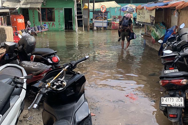 Banjir rob kembali rendam Muara Angke pada Jumat pagi