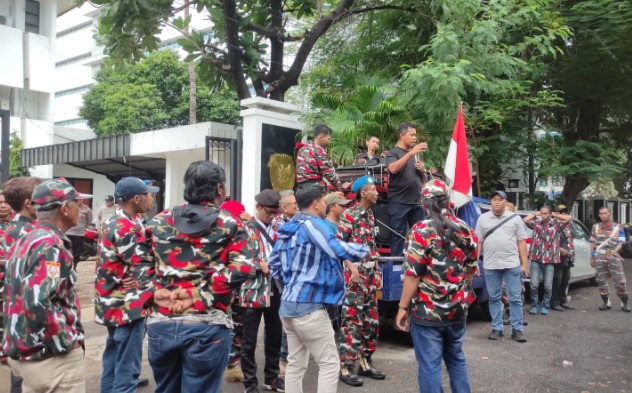 Buntut dugaan kecurangan TPS 28 Pinang Ranti, massa datangi KPU Jaktim Buntut dugaan kecurangan TPS 28 Pinang Ranti, massa datangi KPU Jaktim