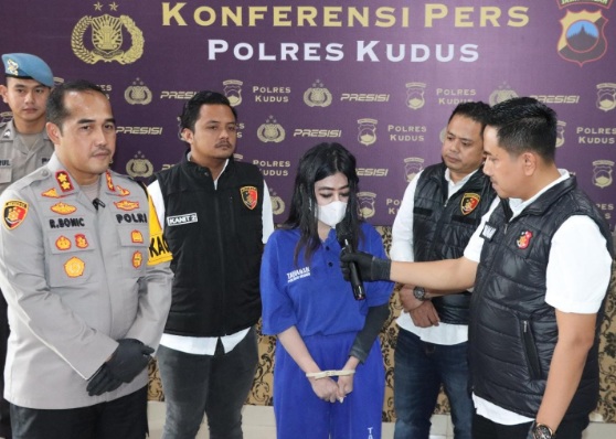 Gara-gara buat video porno, mahasiswi cantik ditangkap Polres Kudus Gara-gara buat video porno, mahasiswi cantik ditangkap Polres Kudus