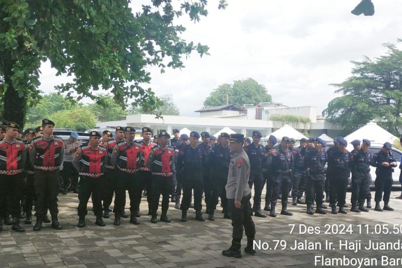 Polda Sumbar jaga ketat rapat pleno rekapitulas Pilkada Gubernur 2024 Polda Sumbar jaga ketat rapat pleno rekapitulas Pilkada Gubernur 2024