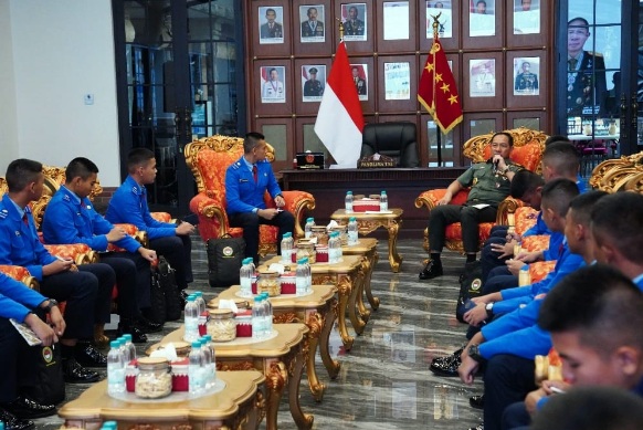 Panglima TNI terima audiensi siswa-siswi SMA Taruna Nusantara Panglima TNI terima audiensi siswa-siswi SMA Taruna Nusantara