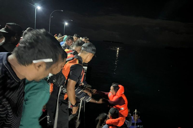 Tim SAR evakuasi korban kapal tenggelam di perairan Halmahera Tim SAR evakuasi korban kapal tenggelam di perairan Halmahera