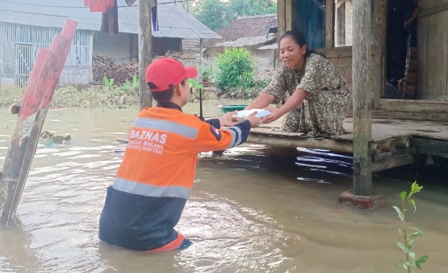 Buka dapur umum, BAZNAS RI distribusikan makanan bagi korban banjir Banten Buka dapur umum, BAZNAS RI distribusikan makanan bagi korban banjir Banten