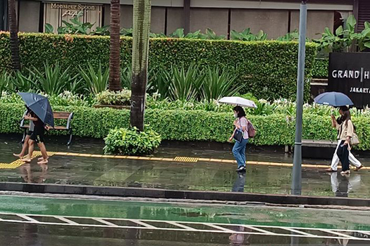 Mayoritas kota besar Indonesia diguyur hujan ringan-berpetir pada Minggu Mayoritas kota besar Indonesia diguyur hujan ringan-berpetir pada Minggu