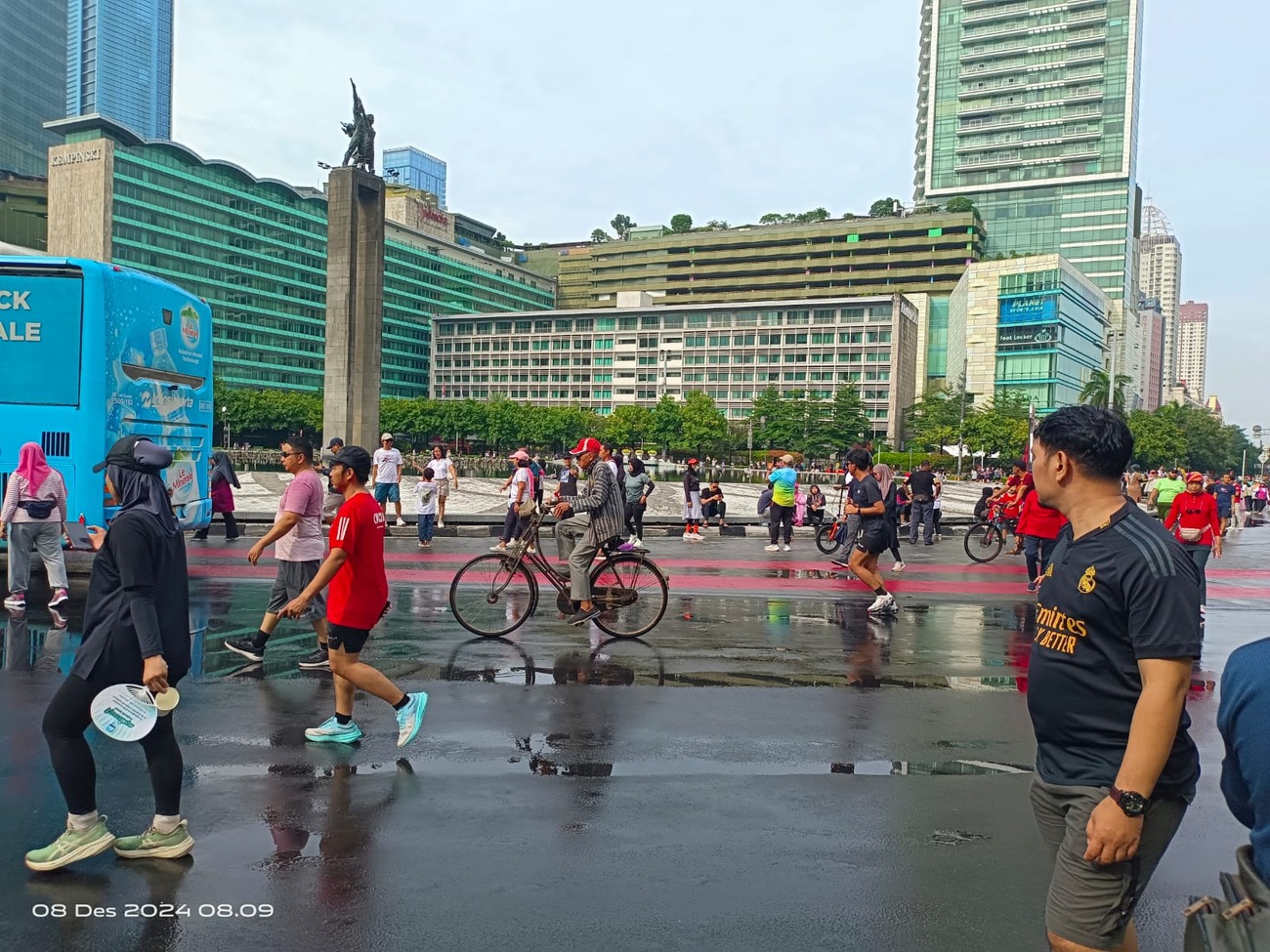 Warga Jakarta manfaatkan car free day meski habis hujan