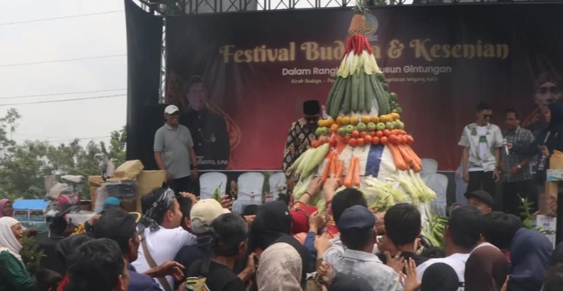 Bupati Semarang bagikan hasil bumi Merti Dusun Gintungan Bupati Semarang bagikan hasil bumi Merti Dusun Gintungan