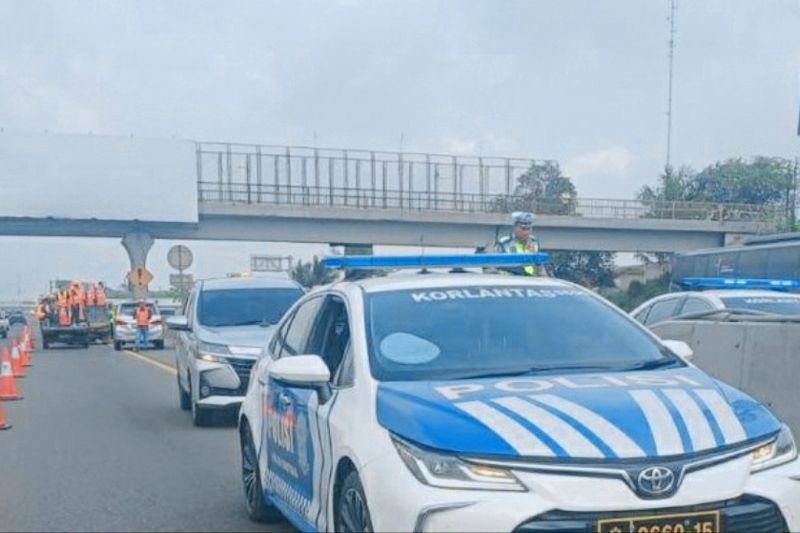 Petugas mulai terapkan contraflow di jalan Tol Jakarta-Cikampek Petugas mulai terapkan contraflow di jalan Tol Jakarta-Cikampek