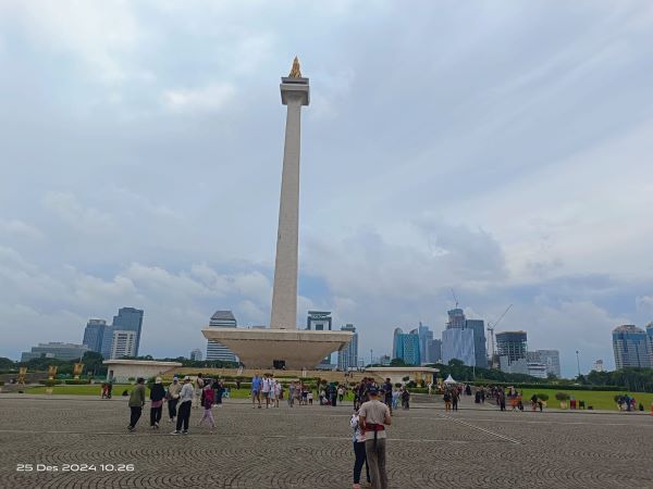 Mengisi libur Natal, warga berwisata ke Tugu Monas