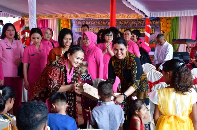 Ketua Umum Bhayangkari rayakan Natal bersama korban erupsi Gunung Lewotobi Ketua Umum Bhayangkari rayakan Natal bersama korban erupsi Gunung Lewotobi