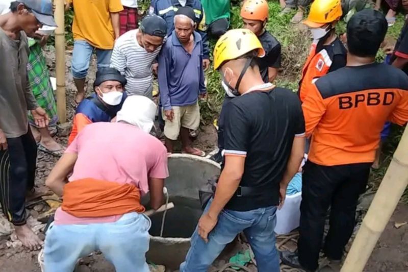 Damkartan gabungan evakuasi tiga warga tewas dalam sumur di Lombok Damkartan gabungan evakuasi tiga warga tewas dalam sumur di Lombok