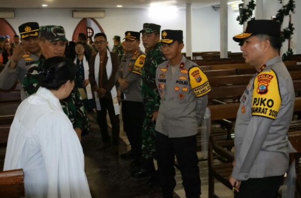 Kapolda Bersama Pangdam XIII/Merdeka pimpin patroli kamtibmas saat misa Natal Kapolda Bersama Pangdam XIII/Merdeka pimpin patroli kamtibmas saat misa Natal
