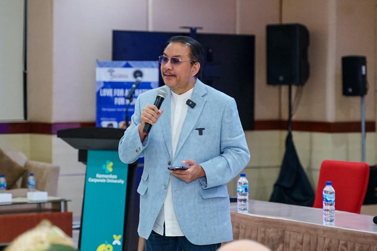 Ahmad Tohari, Esther Haluk, dan Murdiono Mokoginta menerima penghargaan penulis 2024
