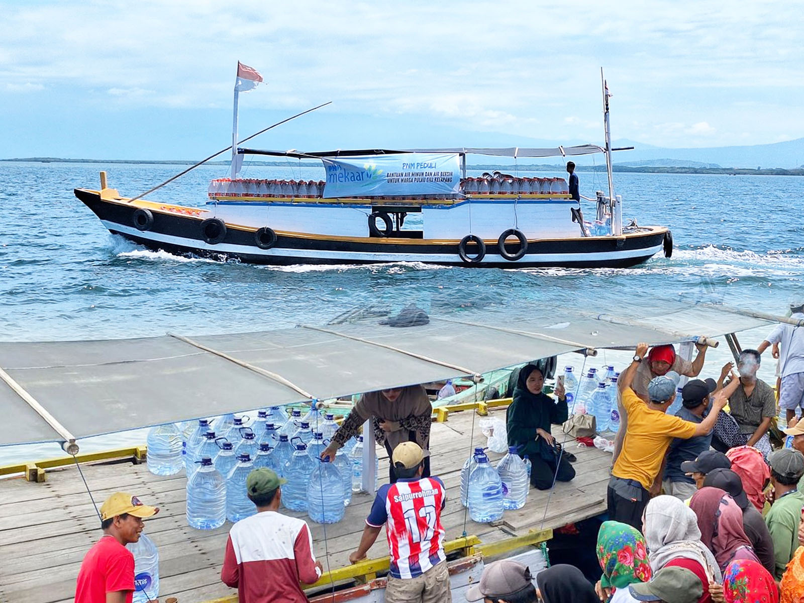 PNM sigap salurkan bantuan air minum untuk warga Gili Ketapang dari krisis kekeringan PNM sigap salurkan bantuan air minum untuk warga Gili Ketapang dari krisis kekeringan