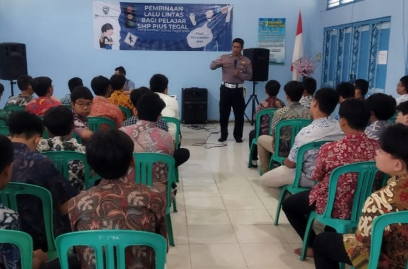 Police Goes to School, Satlantas Polres Tegal Kota ajak pelajar tertib berlalu lintas Police Goes to School, Satlantas Polres Tegal Kota ajak pelajar tertib berlalu lintas