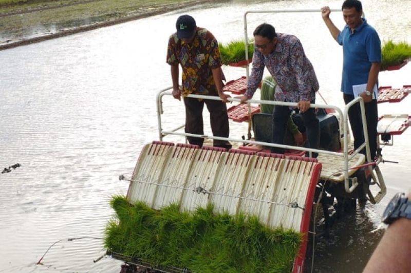 Pemkab Kudus berikan bantuan alsintan pada 11 kelompok tani Pemkab Kudus berikan bantuan alsintan pada 11 kelompok tani