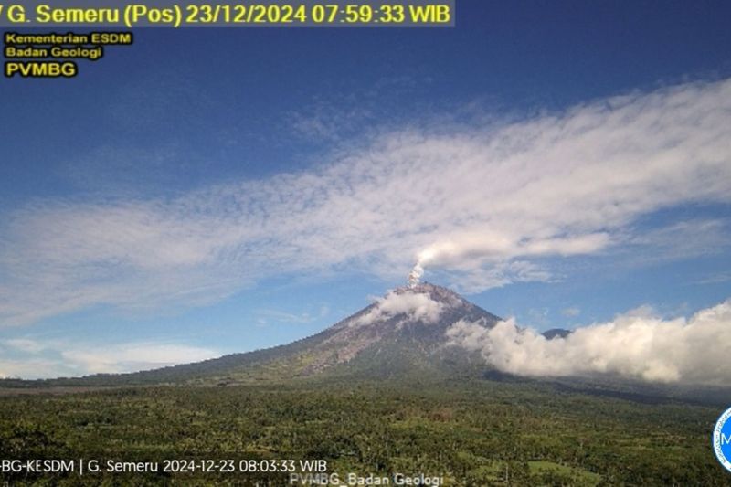 Gunung Semeru beberapa kali erupsi dengan tinggi letusan hingga 1 km Gunung Semeru beberapa kali erupsi dengan tinggi letusan hingga 1 km