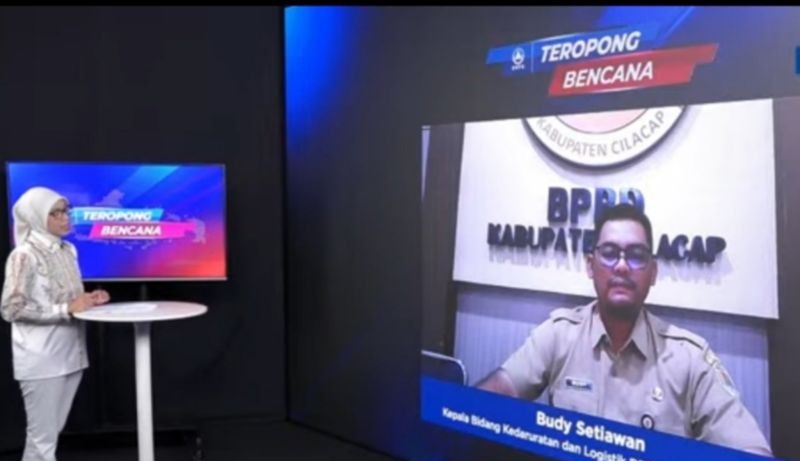 Tiga alat berat perbaiki tanggul jebol genangi 900 rumah di Cilacap Tiga alat berat perbaiki tanggul jebol genangi 900 rumah di Cilacap