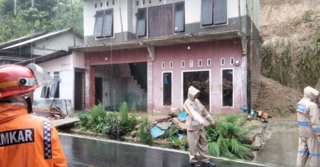 Petugas berhasil mengevakuasi satu keluarga tertimbun longsor Petugas berhasil mengevakuasi satu keluarga tertimbun longsor