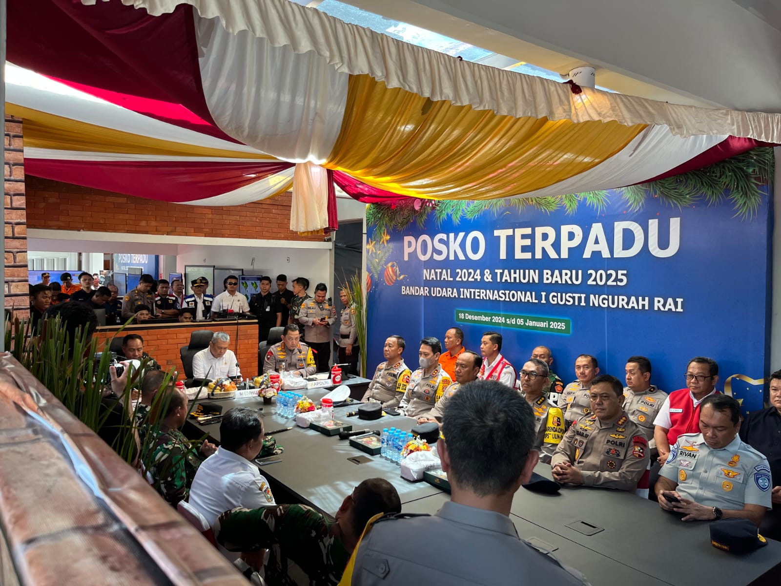Kapolri dan Panglima TNI tinjau posko terpadu Operasi Lilin 2024 di Bandara I Gusti Ngurah Rai Kapolri dan Panglima TNI tinjau posko terpadu Operasi Lilin 2024 di Bandara I Gusti Ngurah Rai
