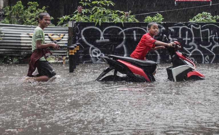 Benarkah hujan-hujanan dapat membuat anak jadi sakit? Benarkah hujan-hujanan dapat membuat anak jadi sakit?