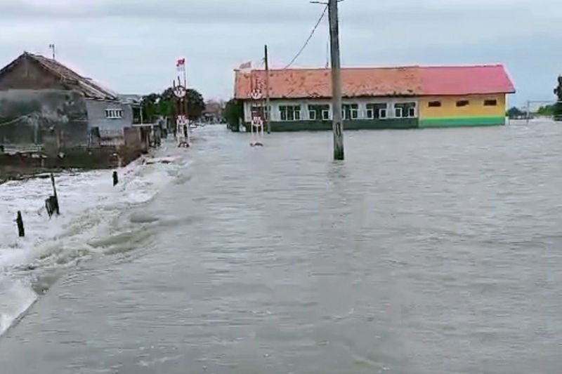 Ratusan rumah di pesisir utara Karawang terendam banjir rob