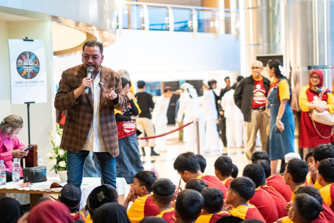 Denny JA ajak 200 anak yatim nonton teater di TIM Denny JA ajak 200 anak yatim nonton teater di TIM