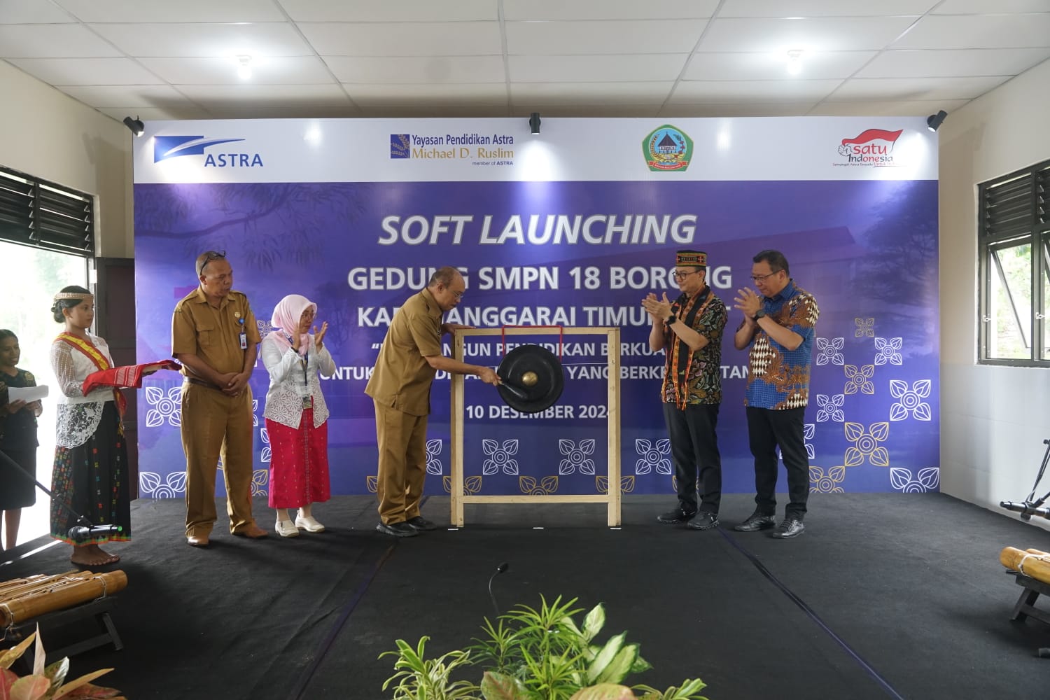 Astra meluncurkan SMPN 18 borong untuk menyongsong pendidikan berkualitas di Kabupaten Manggarai Tim Astra meluncurkan SMPN 18 borong untuk menyongsong pendidikan berkualitas di Kabupaten Manggarai Tim