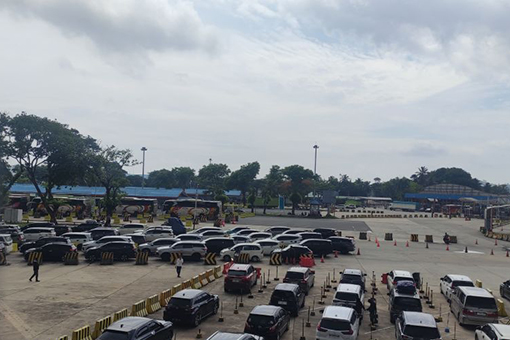 Aktivitas pemudik di Pelabuhan Bakauheni ramai lancar pada H-3 Natal Aktivitas pemudik di Pelabuhan Bakauheni ramai lancar pada H-3 Natal