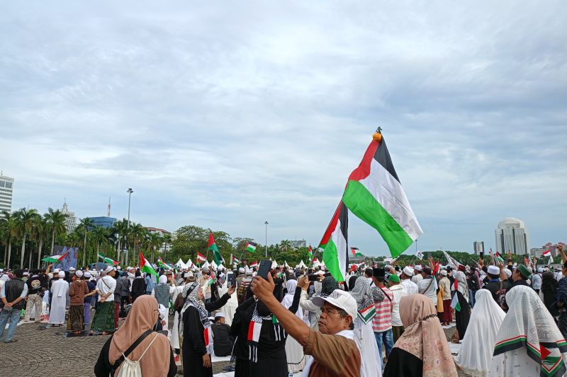 Massa reuni akbar PA 212 kompak nyanyikan Mars FPI di Monas Massa reuni akbar PA 212 kompak nyanyikan Mars FPI di Monas