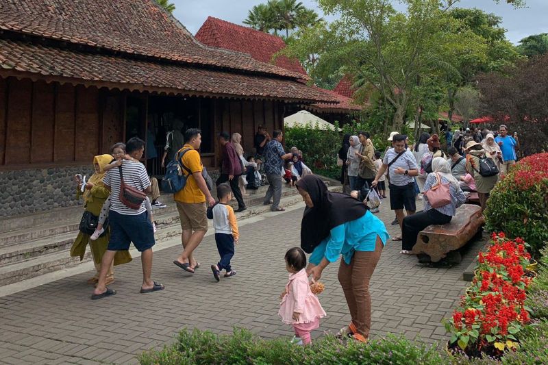 Kementerian Pariwisata pantau layanan wisata Jawa Barat selama liburan Kementerian Pariwisata pantau layanan wisata Jawa Barat selama liburan