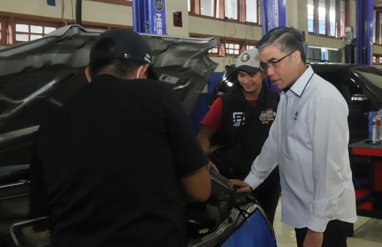 Kemnaker hadirkan program servis kendaraan gratis di Bandung Kemnaker hadirkan program servis kendaraan gratis di Bandung