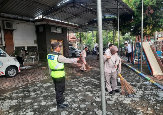 Jelang Natal, Polres Tegal gelar baksos di gereja Jelang Natal, Polres Tegal gelar baksos di gereja