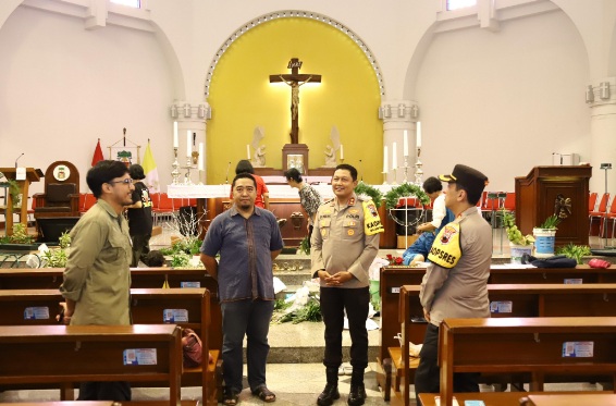 Pastikan keamanan Misa Natal, Kapolda Jateng kunjungi sejumlah gereja di Semarang Pastikan keamanan Misa Natal, Kapolda Jateng kunjungi sejumlah gereja di Semarang