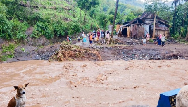 Banjir Situbondo akibatkan jembatan hanyut dan ratusan warga terisolir Banjir Situbondo akibatkan jembatan hanyut dan ratusan warga terisolir
