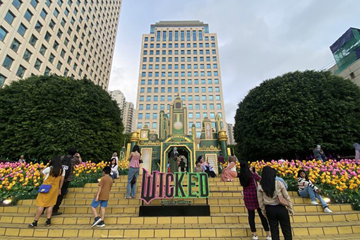 Plaza Senayan hadirkan suasana film Wicked sambut libur natal Plaza Senayan hadirkan suasana film Wicked sambut libur natal
