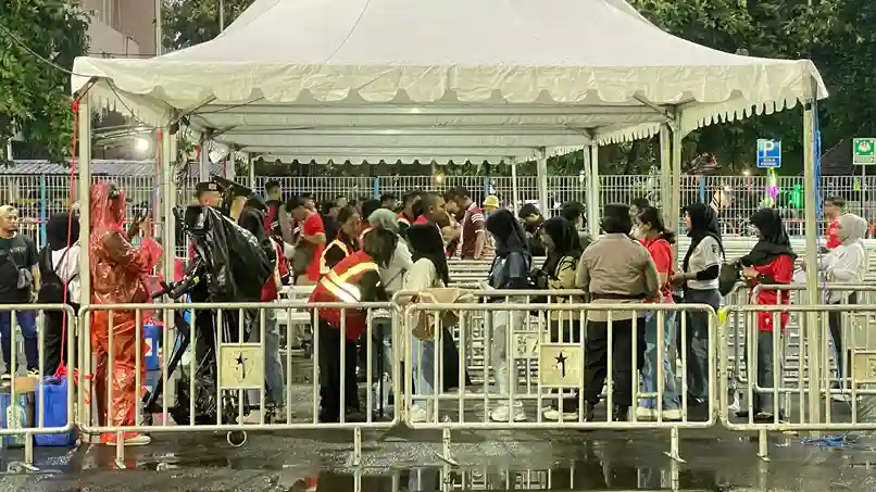 Pemeriksaan ketat dilakukan petugas jelang laga Indonesia vs Filipina di Piala AFF 2024 Pemeriksaan ketat dilakukan petugas jelang laga Indonesia vs Filipina di Piala AFF 2024