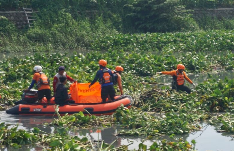 Tim SAR gabungan berhasil menemukan jasad balita hanyut di Surabaya Tim SAR gabungan berhasil menemukan jasad balita hanyut di Surabaya